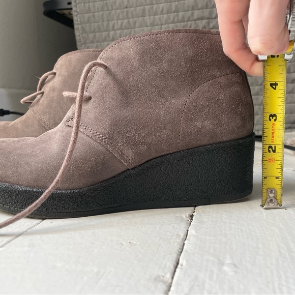 Clarks size 8 women’s desert booties - Picture 2 of 8